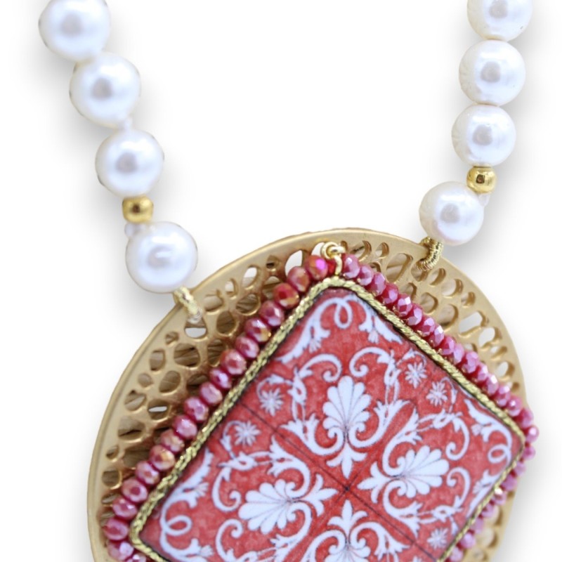 Collana con Perle naturali e Medaglione d'ottone con Piastrella in pietra lavica L 70 + 7 cm (circa). - 