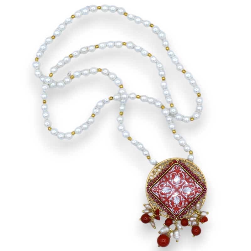 Collana con Perle naturali e Medaglione d'ottone con Piastrella in pietra lavica L 70 + 7 cm (circa). - 