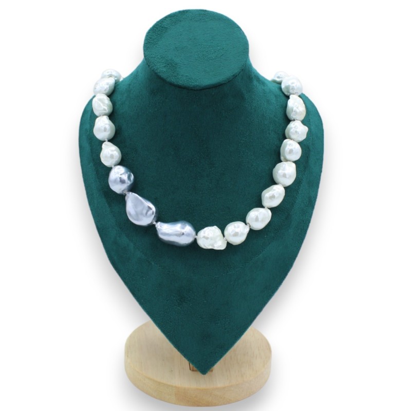 Collier de Perles Scaramazze Blanches et Grises - L 52 cm env. Fermoir en acier serti de Zircons - 