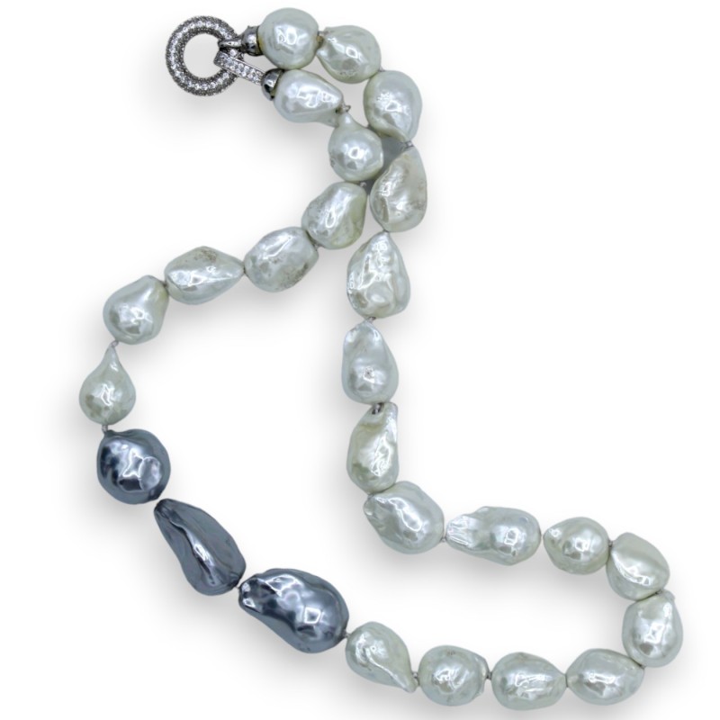 Collana di Perle Scaramazze Bianche e Grigie - L 52 cm ca. Chiusura in acciaio tempestata da Zirconi - 