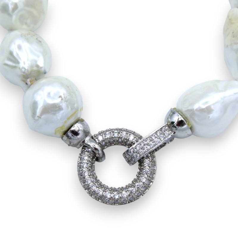 Collier de Perles Scaramazze Blanches et Grises - L 52 cm env. Fermoir en acier serti de Zircons - 