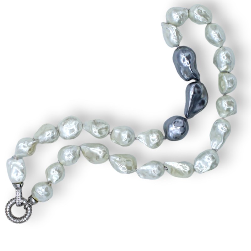Collier de Perles Scaramazze Blanches et Grises - L 52 cm env. Fermoir en acier serti de Zircons - 