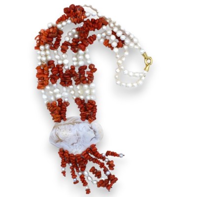 Collana con 4 fili di Perle Scaramazze e Coralli con imponente Cammeo Madreperla centrale - L 56 + 12 cm ca. - 