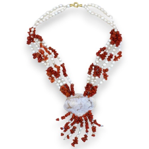 Collier de perles Scaramazze et coraux, L 56 + 12 cm environ. Camée en nacre -  2