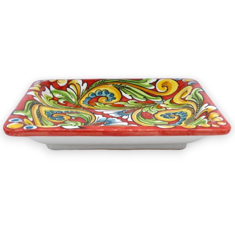 Ceramiczna kwadratowa taca Caltagirone, talerz do serwowania, dł. 25 x 25 cm ok. czerwone tło, dekoracje barokowe i kwia