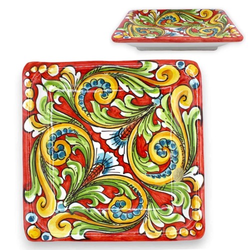 Ceramiczna kwadratowa taca Caltagirone, talerz do serwowania, dł. 25 x 25 cm ok. czerwone tło, dekoracje barokowe i kwia