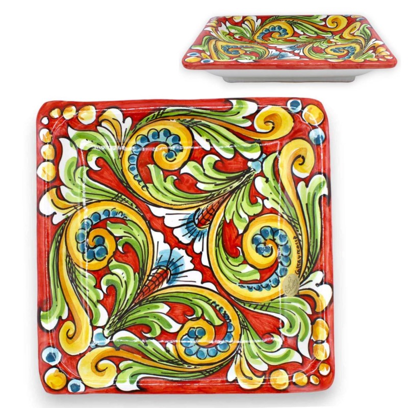 Vassoio quadrato in ceramica Caltagirone, piatto da portata, L 25 x 25 cm ca. fondo rosso, decoro barocco e floreale - 