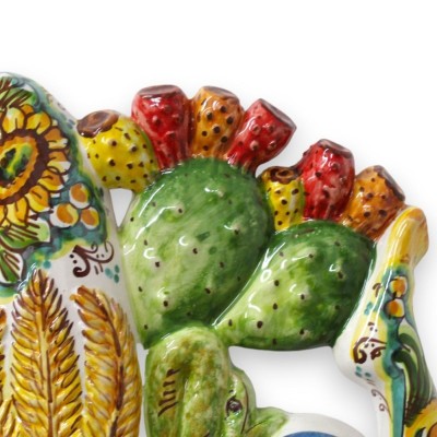 Riesige Trinacria aus Caltagirone-Keramik, ca. 62 cm hoch. Barockes Obst- und Blumendekor. - 