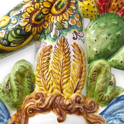 Riesige Trinacria aus Caltagirone-Keramik, ca. 62 cm hoch. Barockes Obst- und Blumendekor. - 