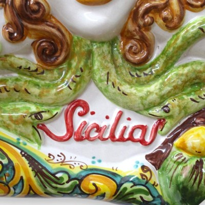 Riesige Trinacria aus Caltagirone-Keramik, ca. 62 cm hoch. Barockes Obst- und Blumendekor. - 