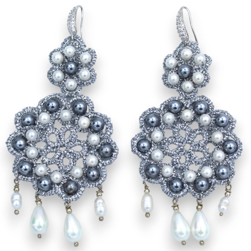 Pendientes de encaje frivolité - altura aproximada 10 cm con perlas y volantes naturales de color blanco/gris - 
