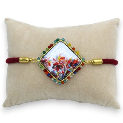 Bracelet avec carreau de pierre de lave, cordon en tissu bordeaux, L environ 25 cm. Fermeture en acier MD2 - 
