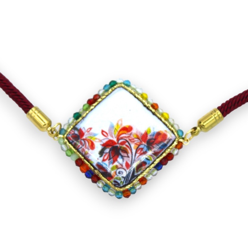 Bracelet avec carreau de pierre de lave, cordon en tissu bordeaux, L environ 25 cm. Fermeture en acier MD2 - 