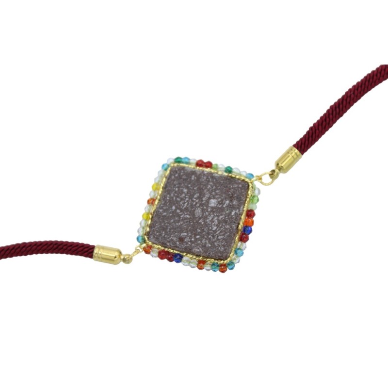 Bracelet avec carreau de pierre de lave, cordon en tissu bordeaux, L environ 25 cm. Fermeture en acier MD2 - 