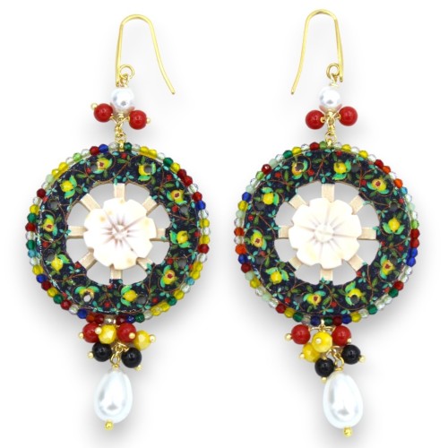 Brincos de madeira com roda de carrinho siciliano, com inserção de camafeu, altura aproximada de 9 cm. pérolas naturais,