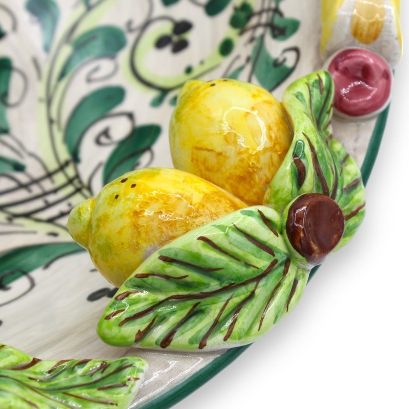 Centrotavola Fruttiera in ceramica Caltagirone, Ø 37 cm ca. decoro '600 verde e applicazioni di fiori e limoni -  Centrotavola Fruttiera in ceramica Caltagirone, Ø 37 cm ca. decoro '600 verde e applicazioni di fiori e limoni -