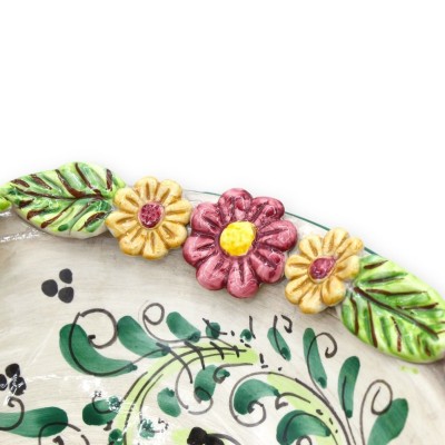 Caltagirone keramische fruitschaal middenstuk, Ø ca. 37 cm. 17e-eeuwse groene decoratie en toepassingen van bloemen en c