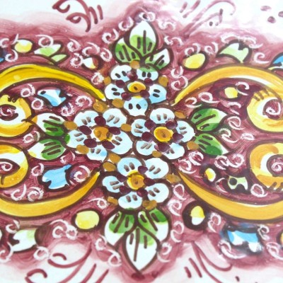 Flat serving tray in Caltagirone ceramic, L 37 x 20 cm approx. Baroque and floral decoration, burgundy - 