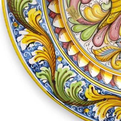 Piatto Ornamentale a falda in ceramica Caltagirone Ø 55 cm ca. decoro busto paladino in stile barocco, fondo Blu - 