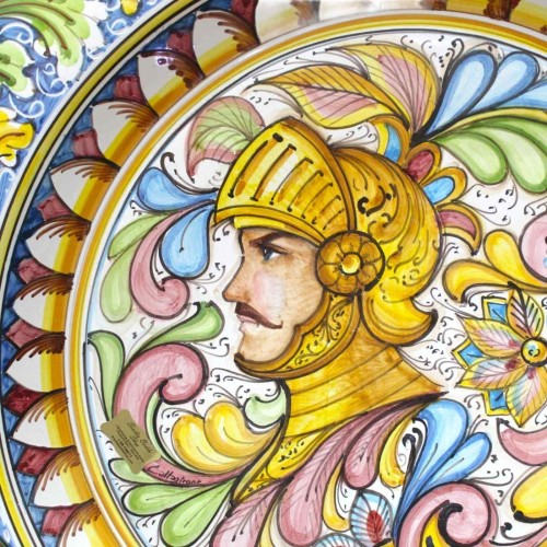 Piatto Ornamentale a falda in ceramica Caltagirone Ø 55 cm ca. decoro busto paladino in stile barocco, fondo Blu -  2