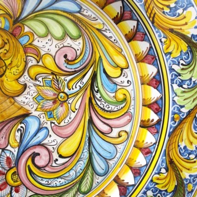 Ozdobny talerz z brzegiem z ceramiki Caltagirone Ø ok. 55 cm. Dekoracja popiersia paladyna w stylu barokowym, niebieskie