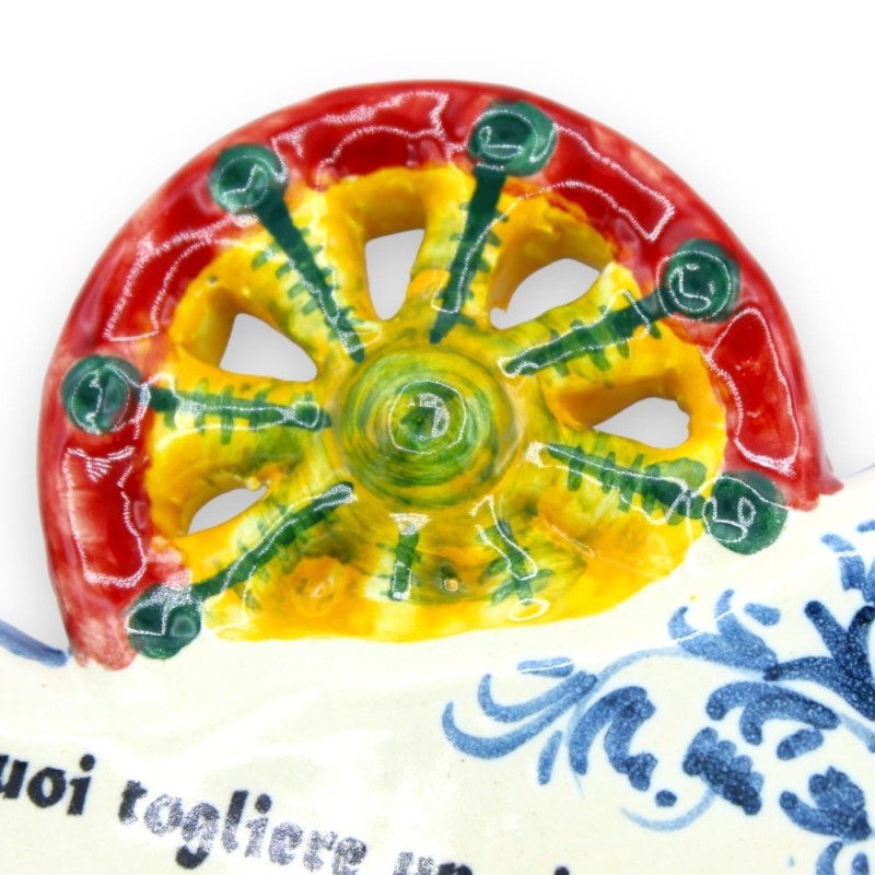 Sicilia in ceramica con Frase, L 20 x 14 cm ca. Applicazioni di Frutta e Pale di Ficodindia - 