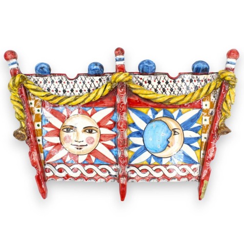 Zijkant van Siciliaanse kar, keramiek van Caltagirone, ca. L 40 x h 25 cm. Zon- en maandecoratie, geruite achtergrond en