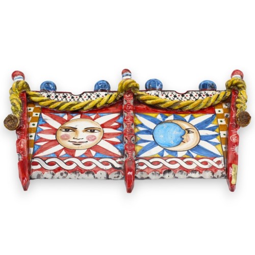 Zijkant van Siciliaanse kar, keramiek van Caltagirone, ca. L 40 x h 25 cm. Zon- en maandecoratie, geruite achtergrond en 2