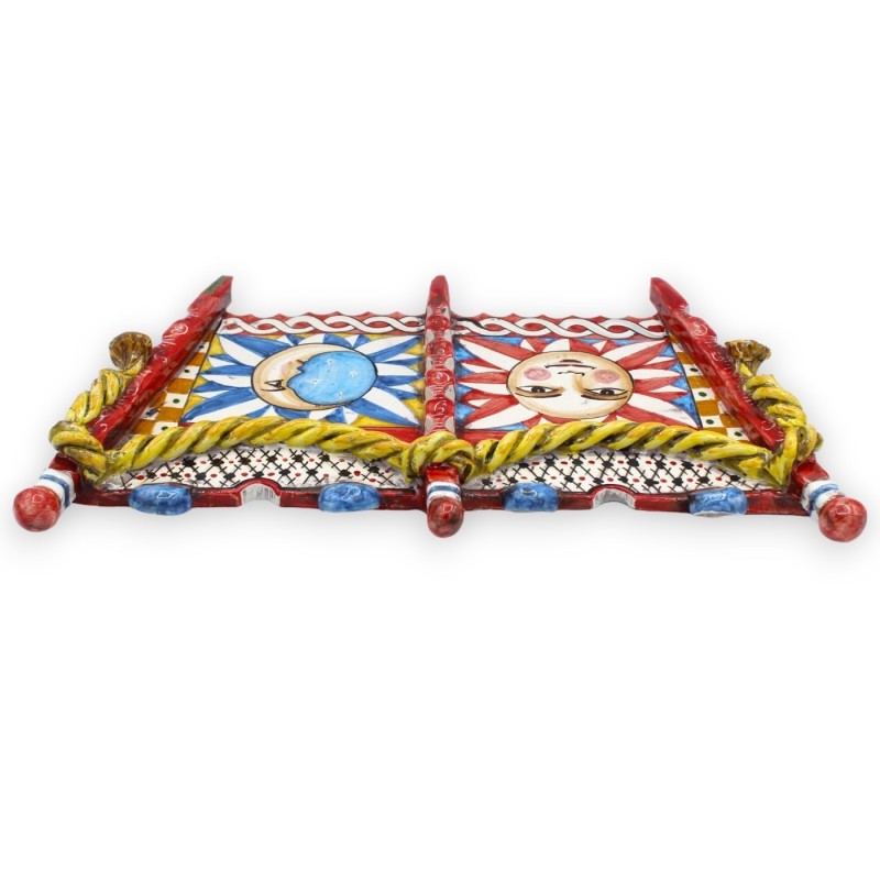 Zijkant van Siciliaanse kar, keramiek van Caltagirone, ca. L 40 x h 25 cm. Zon- en maandecoratie, geruite achtergrond en