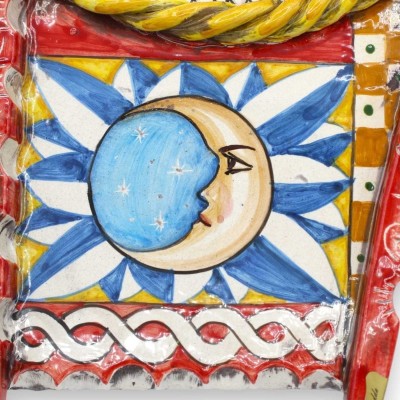 Lateral de carro siciliano, cerámica de Caltagirone, L 40 x h 25 cm aprox. Decoración de sol y luna, fondo a cuadros y c