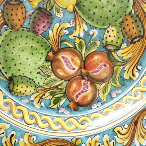 Ozdobny talerz z brzegiem, ceramika Caltagirone Ø ok. 55 cm barokowa dekoracja i owoce, tło verdigris -  2