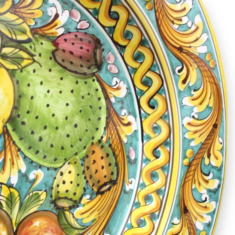 Zierkrempenteller, Caltagirone-Keramik Ø ca. 55 cm barocke Dekoration und Früchte, Grünspan-Hintergrund - 