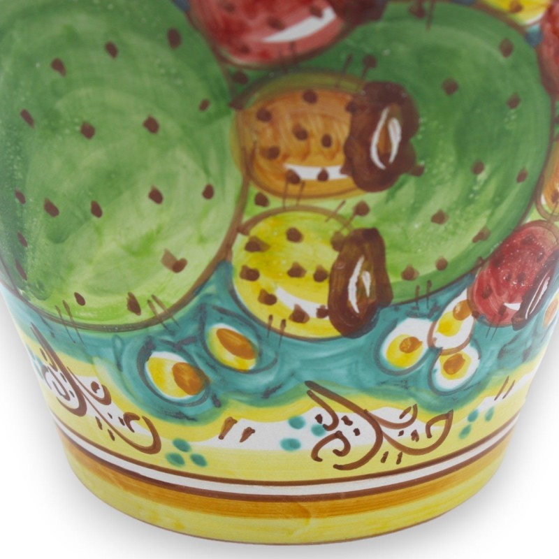 Quartara vaas in Caltagirone keramiek met handgrepen, ca. h 40 cm. Bleke cactusvijgdecoratie op een kopergroene achtergr