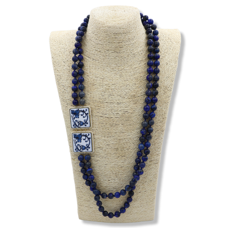 Collana doppia L 75 cm circa, con lapislazzuli e mattonelline in pietra lavica e ceramica di Caltagirone - 