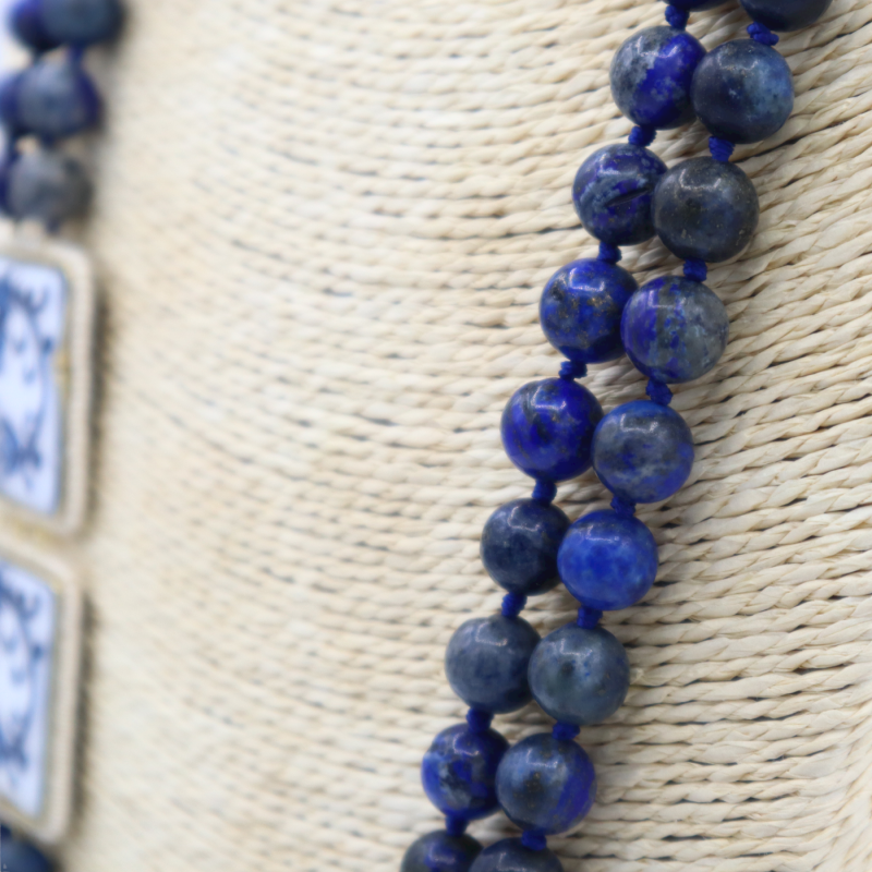 Collana doppia L 75 cm circa, con lapislazzuli e mattonelline in pietra lavica e ceramica di Caltagirone - 
