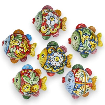 Kugelfisch aus Caltagirone-Keramik, H ca. 14 x 14 cm. (1 Stück) zufällige Dekoration und Farbe - 