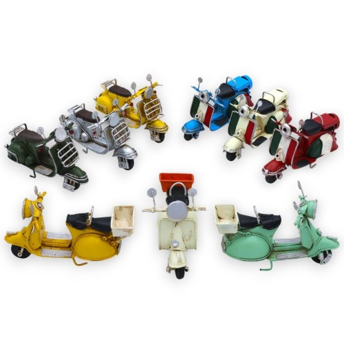 Vespa-fordon i handmålad metall - L 11 och h 7 (1 st) tre modell- och färgalternativ slumpmässigt - 