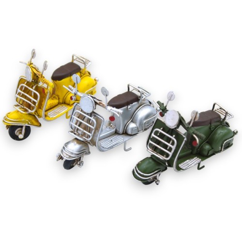 Vespa-fordon i handmålad metall - L 11 och h 7 (1 st) tre modell- och färgalternativ slumpmässigt -  2
