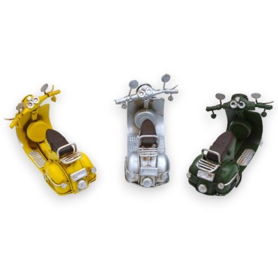 Pojazd Vespa z ręcznie malowanego metalu - L 11 i h 7 (1 szt.) Losowo trzy opcje modelu i koloru - 