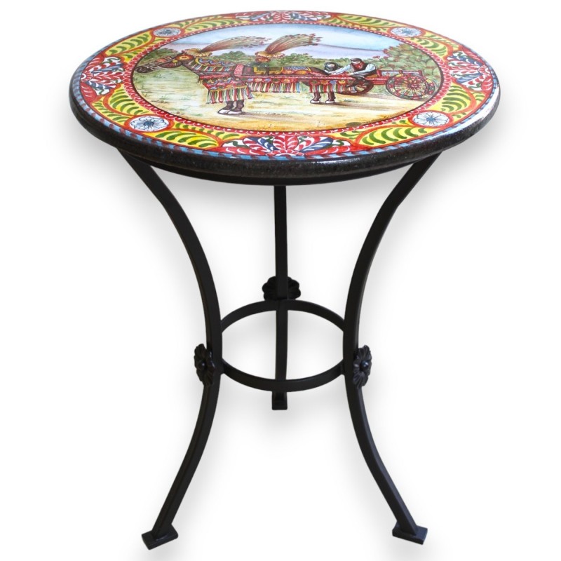 Table ronde en pierre de lave de l'Etna Ø 60 cm, socle en fer forgé, décoration de charrette sicilienne dans un paysage 