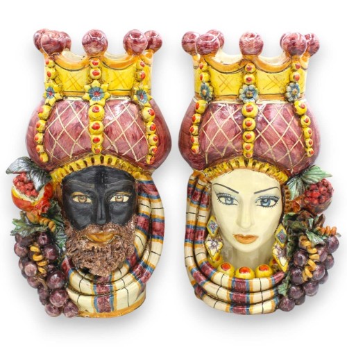 Cabezas de moro siciliano (par) h 31 / 32 cm aprox. Caltagirone, con Corona, Turbante y Fruta sobre fondo burdeos