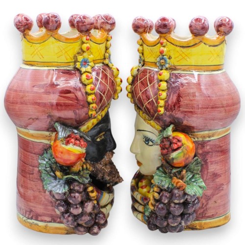 Cabeças de mouro siciliano (par) h 31/32 cm aprox. Caltagirone, com coroa, turbante e frutas sobre fundo bordô -  2