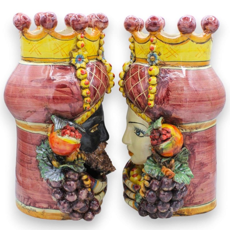 Cabeças de mouro siciliano (par) h 31/32 cm aprox. Caltagirone, com coroa, turbante e frutas sobre fundo bordô - 