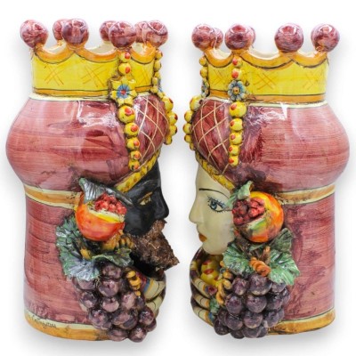 Cabeças de mouro siciliano (par) h 31/32 cm aprox. Caltagirone, com coroa, turbante e frutas sobre fundo bordô - 