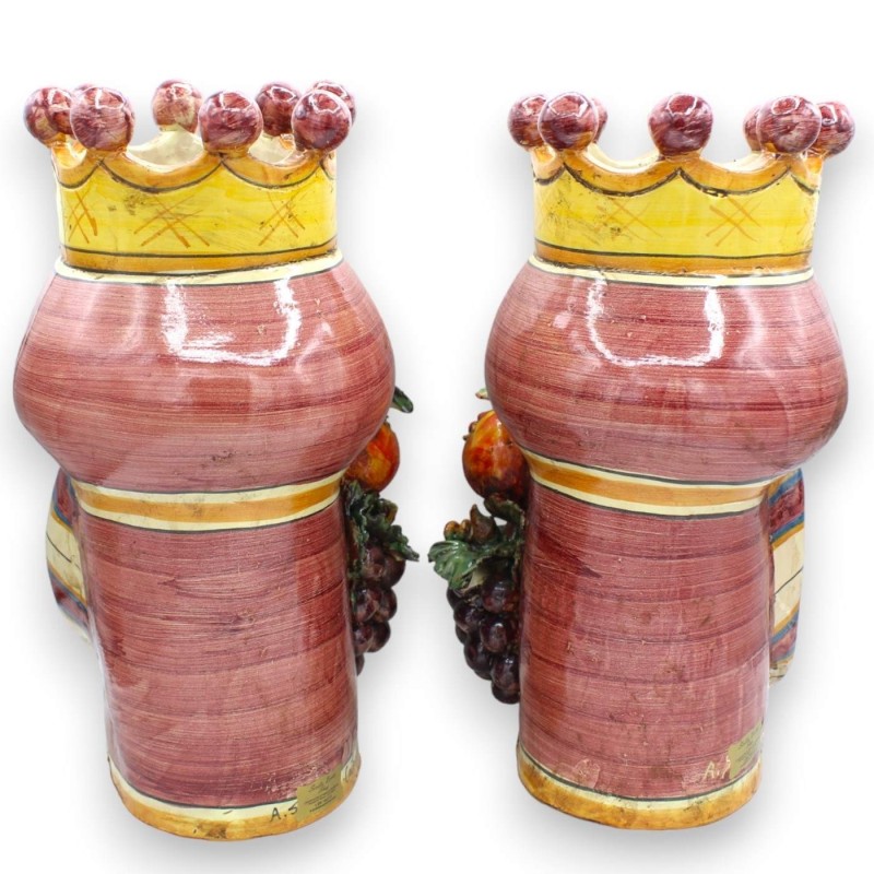 Cabeças de mouro siciliano (par) h 31/32 cm aprox. Caltagirone, com coroa, turbante e frutas sobre fundo bordô - 