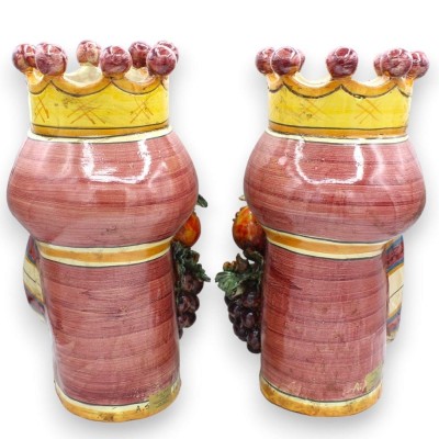 Cabeças de mouro siciliano (par) h 31/32 cm aprox. Caltagirone, com coroa, turbante e frutas sobre fundo bordô - 