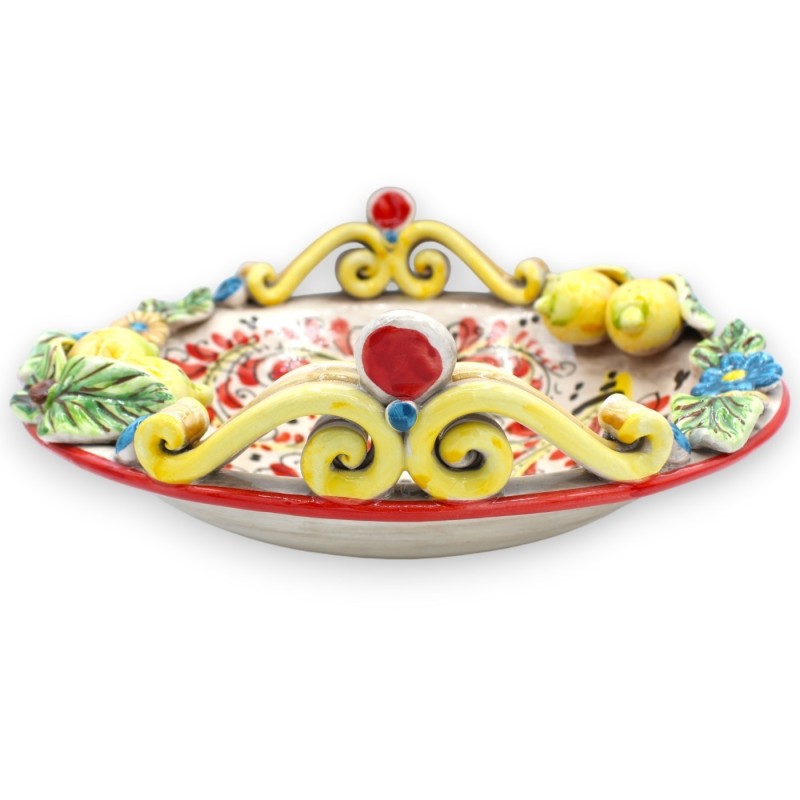 Centrotavola ceramica Caltagirone, Ø 33 cm ca. con applicazioni di Limoni, fiori e foglie, decoro '600 rosso - 