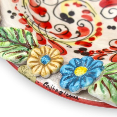 Centrotavola ceramica Caltagirone, Ø 33 cm ca. con applicazioni di Limoni, fiori e foglie, decoro '600 rosso - 