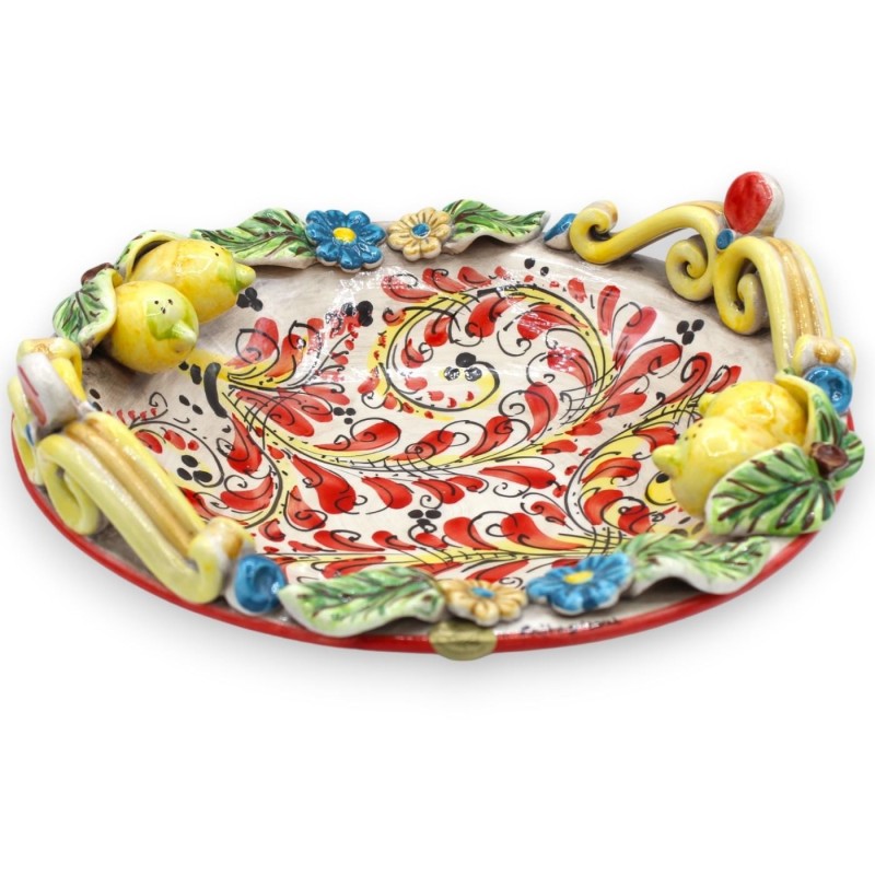 Caltagirone keramiek middenstuk, Ø ca. 33 cm. met applicaties van citroenen, bloemen en bladeren, rode 17e eeuwse decora