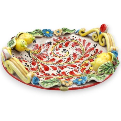 Caltagirone keramiskt mittstycke, Ø ca 33 cm. med applikationer av citroner, blommor och blad, röd 1600-talsdekor - 